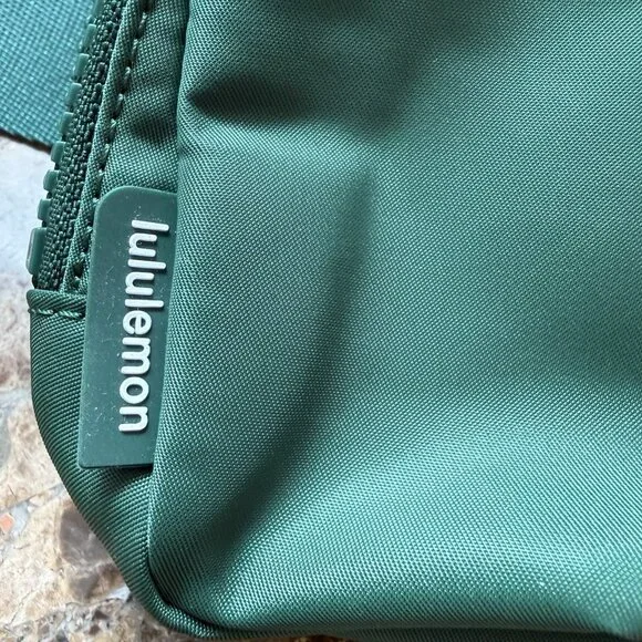 Lululemon Women’s Everywhere Belt Crossbody Bag 1L Green NWOT - Picture 7 of 12